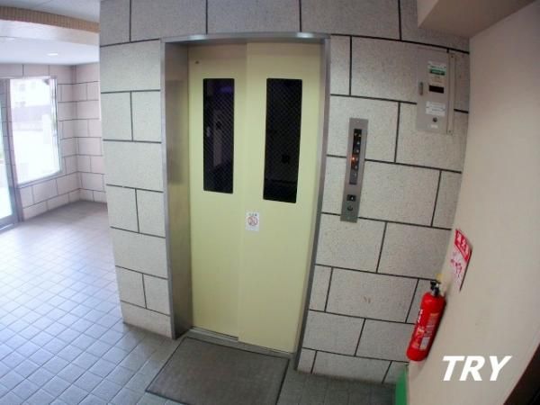 �y���̑��ݔ��z�@�G���x�[�^�[