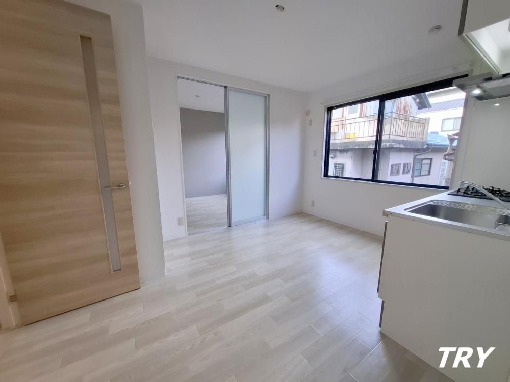 �y�����E���r���O�z�@