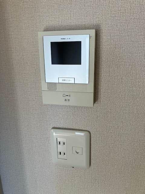 �y�Z�L�����e�B�z�@