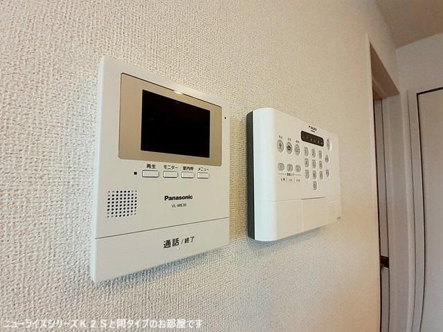 �y�Z�L�����e�B�z�@