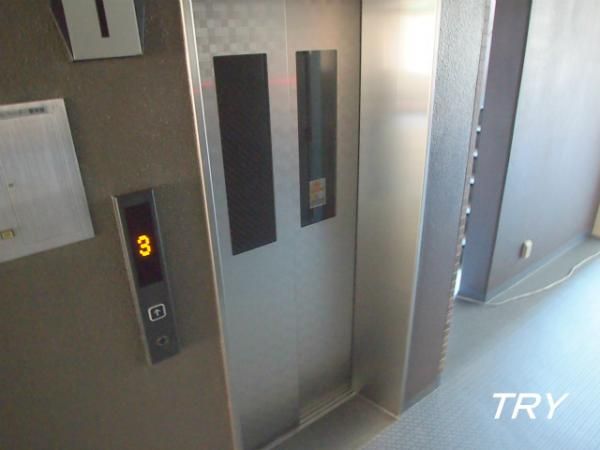 �y���̑��ݔ��z�@�G���x�[�^�[