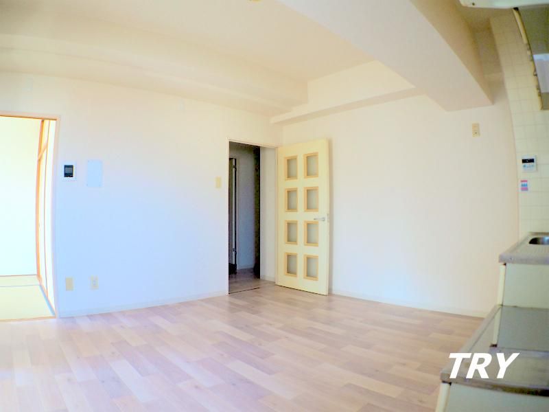 �y���ԁE���r���O�z�@�_�C�j���O