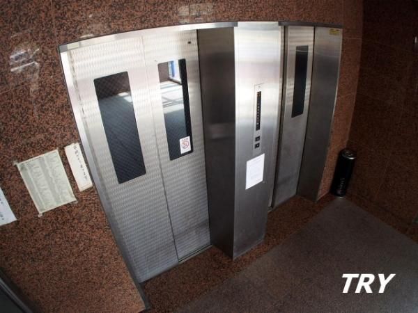 �y���̑��ݔ��z�@�G���x�[�^�[